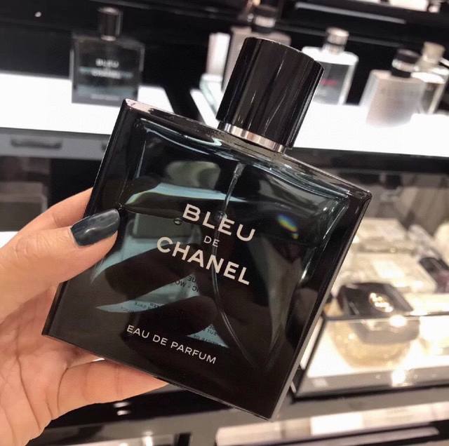 香奈儿Chanel蔚蓝男士香水浓香 Ml 专柜版高质量随意对比 配手提 防伪 产品本身整个外观基调在极黑似蓝的色调瓶身简洁大方的只有香奈儿的黑白标识～品牌基调，