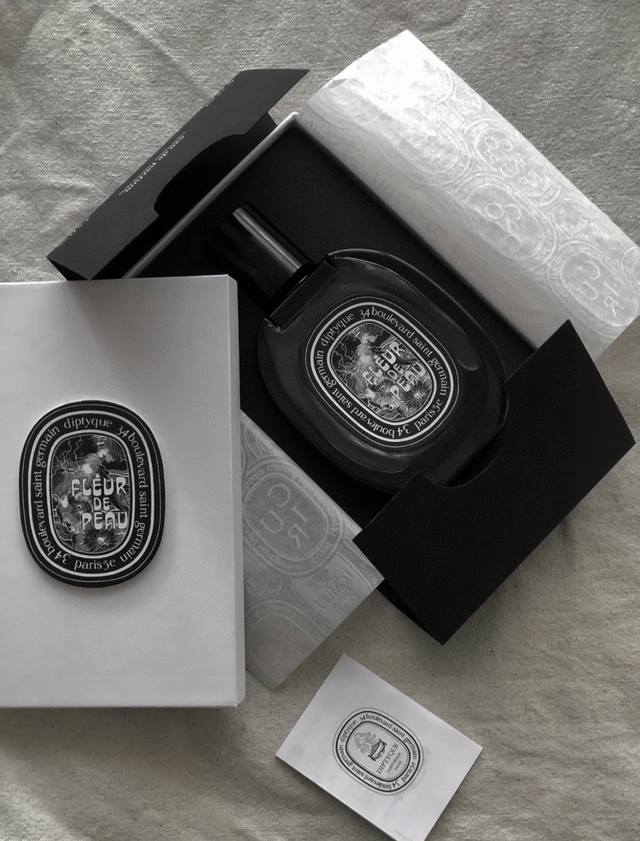 Diptyque蒂普提克肌肤之花礼盒版75Ml 对版高质量、可扫码、配礼袋 Diptyque肌肤之花 麝香上开了一朵鸢尾花～Fleur Depeau，香如其名，