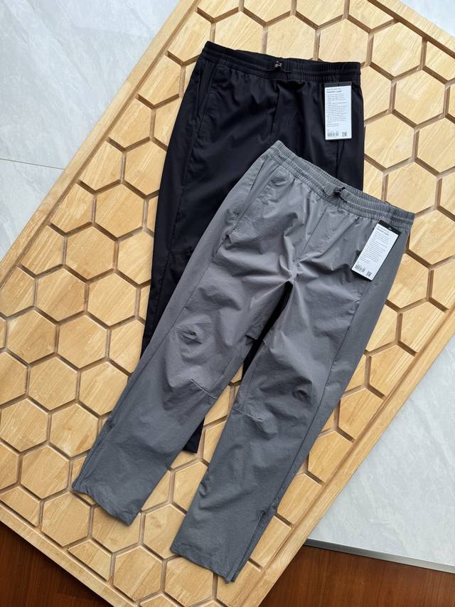 Lululemon 露露Evergreen Jogger男士夏季运动裤 破风梭织速干束脚长裤采用特殊的防水涂层或面料，如经过Dwr Durable Water