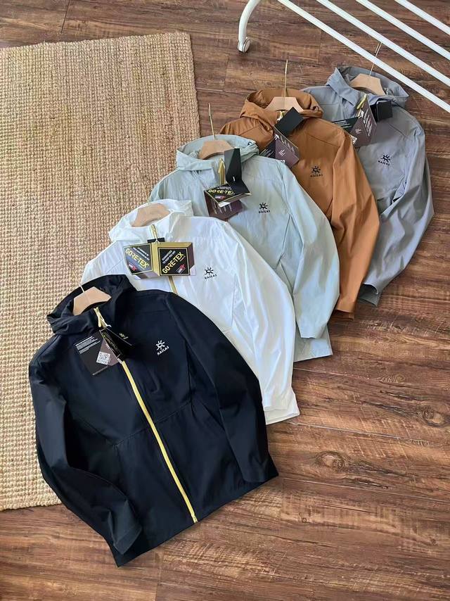 Kailas凯乐石 轻量化防刮耐磨防泼水男女同款网眼内衬户外双层防风连帽尼龙夹克外套，经典刺绣Logo轻量双层梭织面料，设计简洁，两个带拉链可插手口袋，简洁实用