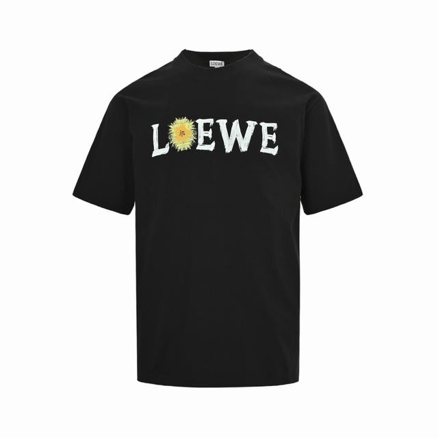 Loewe 罗意威 25Ss 雏菊徽标印花短袖面料采用定制240G 26支特滑双股精棉平纹高密无尘全棉布料。前幅密度加厚，走线平整，代工品质，全套定制辅料。Si