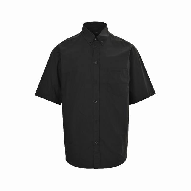 Balenciaga 巴黎世家 25Ss 后背红胶带短袖衬衫巴黎世家2025春夏系列又双叒叕放大招了！这件红色签字胶带短袖衬衫，简直就是 叛逆与优雅 的教科书级