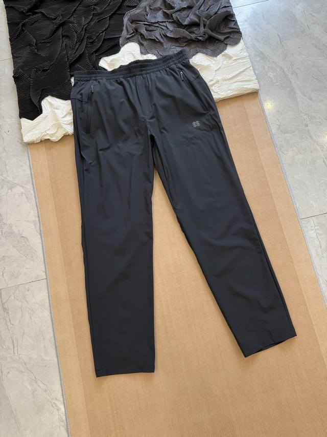 Kolon Sport可隆 Gw在售防风轻量合身男士防晒梭织裤采用高密度轻量尼龙弹力面料，质地顺滑轻盈，具有出色的抗皱性与快干性能。良好的透气性与弹力，让你在活