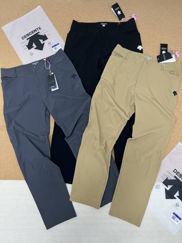 Descente 迪桑特 专柜同款跑步运动健身纯色梭织运动休闲长裤 男款颜色：黑色 灰色 卡其色尺码：M-3Xl 采用质感梭织面料挺括，顺滑舒爽。专业立体版型裁