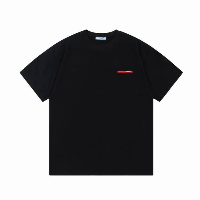 Prada 普拉达 经典小字母 长条立体胶印升级，灵感源自八十年代复古原版面料 官方同款 短袖T恤定制 同缸染面料 手感非常舒服 春夏最新砖柜同步 时尚又个性