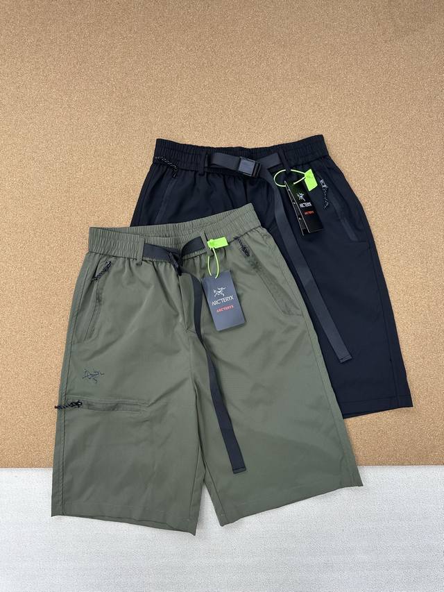 Arcteryx 始祖鸟 夏季男士户外登山运动休闲腰带调节Logo图案印花纯色短裤颜色：黑色 军绿色尺码：M-3Xl 鸟家这款采用品牌独家面料，能快速吸收并蒸发