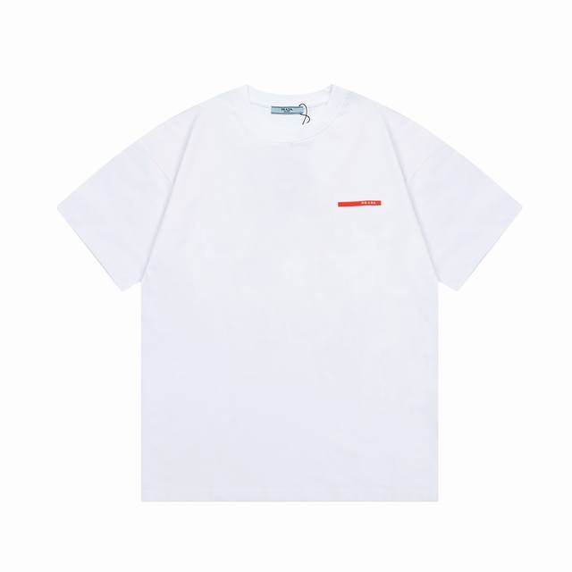 Prada 普拉达 经典小字母 长条立体胶印升级，灵感源自八十年代复古原版面料 官方同款 短袖T恤定制 同缸染面料 手感非常舒服 春夏最新砖柜同步 时尚又个性