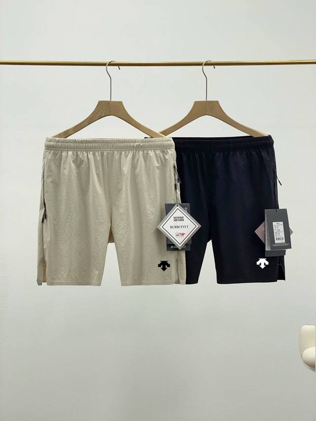 Descente迪桑特Running系列跑步运动健身男士梭织短裤夏季新品迪桑特梭织短裤运动户外宽松体闲薄款透气健身跑步登山五分裤。这条运动短裤，能让你在夏日运动