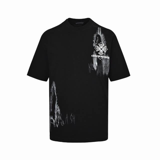 Chrome Hearts 克罗心 25Ss 晕染十字架发泡印花短袖面料采用280克重精梳棉，定制32支1*1螺纹，成衣两遍水洗处理，面料舒适亲肤无异感，定制定