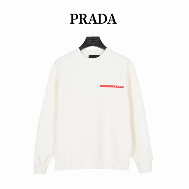 Prada 普拉达 经典红色饰条圆领卫衣官网同款，简约大气，面料采用高支高密双股空气层长绒棉，五金辅料跟原版，搭配亮眼的红色硅胶饰条，起了画龙点睛的作用，简约而