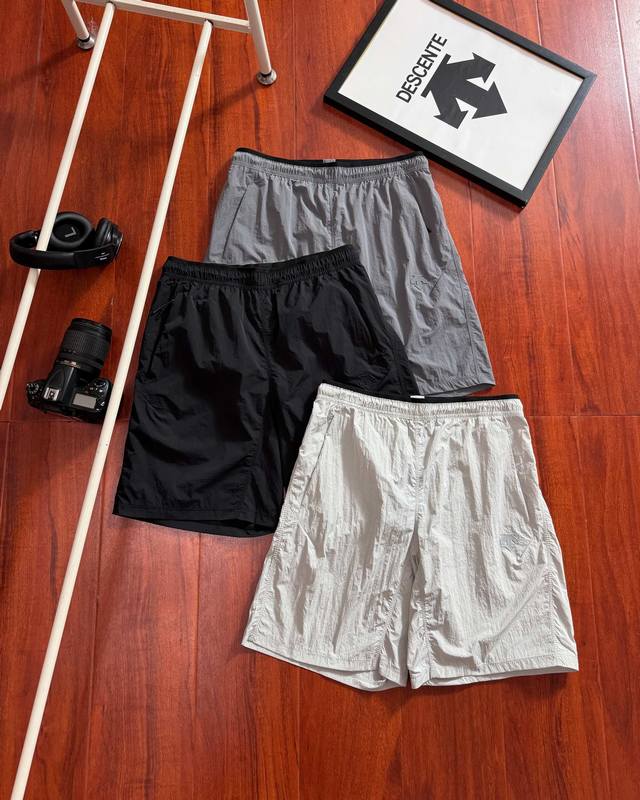 高版本Descente 迪桑特男士运动梭织短裤Running夏季跑步系列休闲运动短裤。采用梭织面料制作，面料轻薄舒爽，挺阔有型，具有防泼水功能性。搭配专业跑步运
