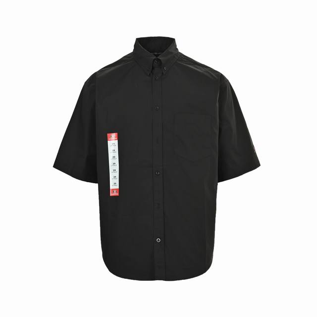 Balenciaga 巴黎世家 25Ss 尺码标识短袖衬衫 臻棉御皱纤云布料细腻柔软舒适贴肤以纯粹之黑之.白为底色胸前刺绣点缀与背面艺术作品相得益彰增添辨识度那