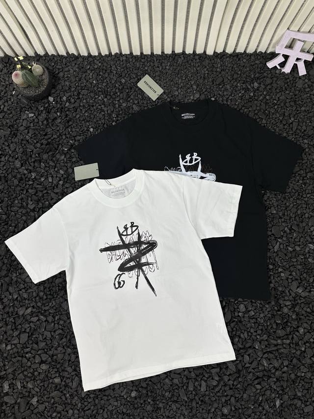 巴黎世家 夏季新款胸前黑白涂鸦印花潮流百搭通勤休闲纯色套头圆领短袖T恤 男女同款 精选优质纯棉面料，经过精细工艺处理，质感柔软且坚韧，耐穿不易变形，多次洗涤依然