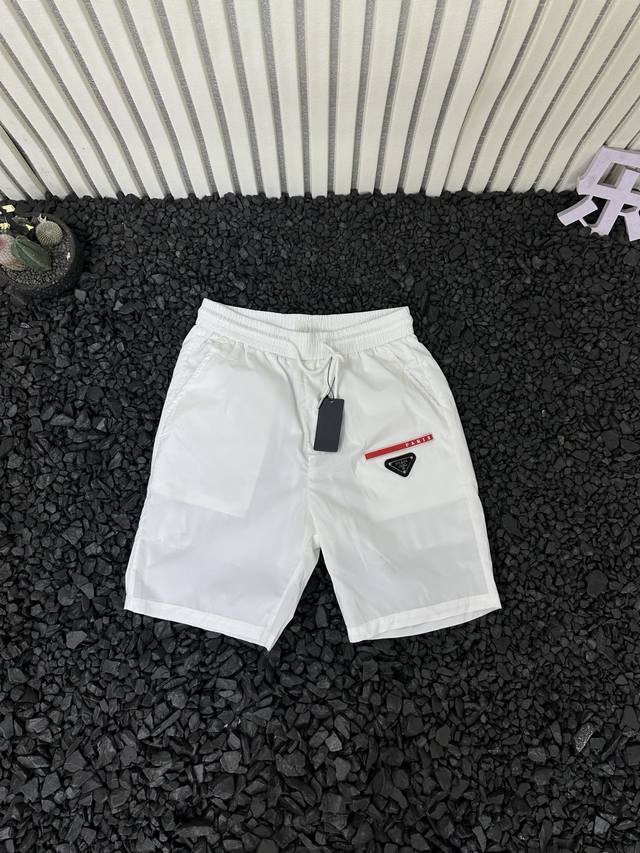 Prada 普拉达 夏季新款纯色设计感松紧系带经典Logo徽标个性时尚简约潮流日常百搭休闲裤短裤 无论是登山时的攀爬跨越，还是跑步时的大步迈进，都能轻松应对，不