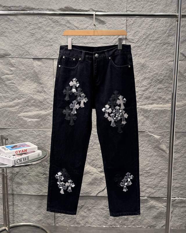 Chrome Hearts Ch克罗心纽约限定 拼皮直筒牛仔裤散发着不羁的个性和独特的魅力。每一处磨损和破洞都是精心设计，呈现出一种独特的艺术感。选用进口牛仔面
