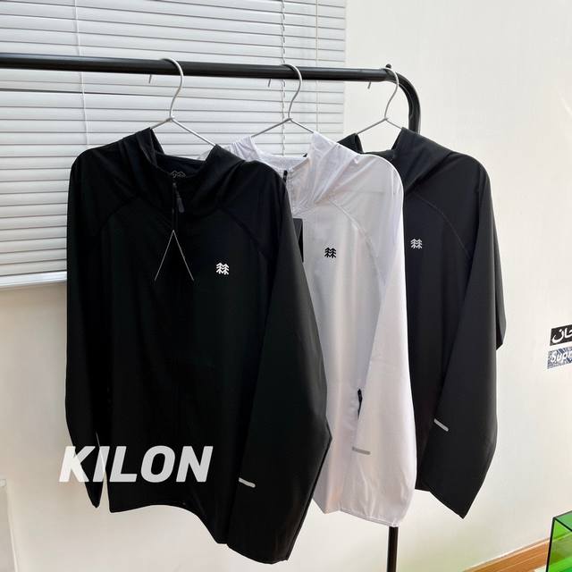 爆款Kolon Sport可隆防风轻薄连帽三色防晒衣春夏就得备这样的防晒速干外套！无论是外出开车 骑行 垂钓还是跑步都必备！客供定制四面弹的面料，透气性能很不错