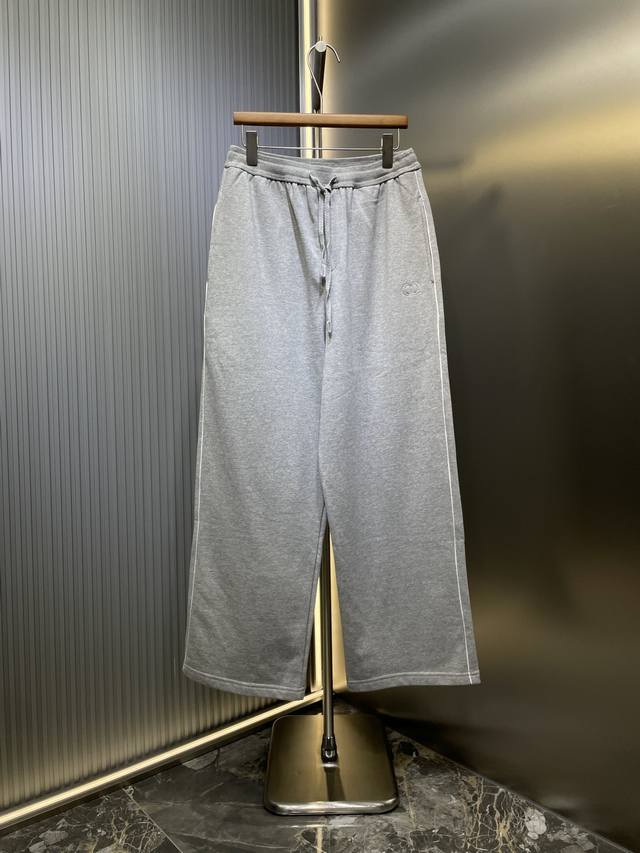 Dior 顶级原单 刺绣Cd标志轻抓柔灰长裤面料：采用380克毛圈抓绒面料，面料采用长纱匹马棉原版定制花灰色。面料：螺纹采用2*2双纱螺纹，螺纹纯纱线织成，高温