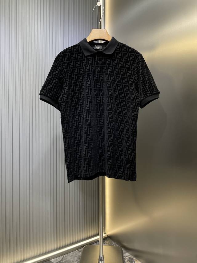 Fendi 顶级原单 植绒Polo衫面料：采用60支丝双珠地螺纹：采用1*1丝光棉螺纹工艺：面料定制双F 植绒面料.布匹植绒后再做普洗，让植绒Logo 减少掉毛