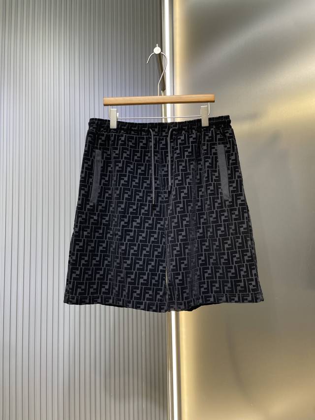 Fendi 顶级原单 黑色植绒短裤面料：黑色棉质双珠地布材质上身质感十足 舒适透气 搭配同色异调Ff植绒图案 吸引眼球而又提高了整体的高级感 散发气质 百搭王牌