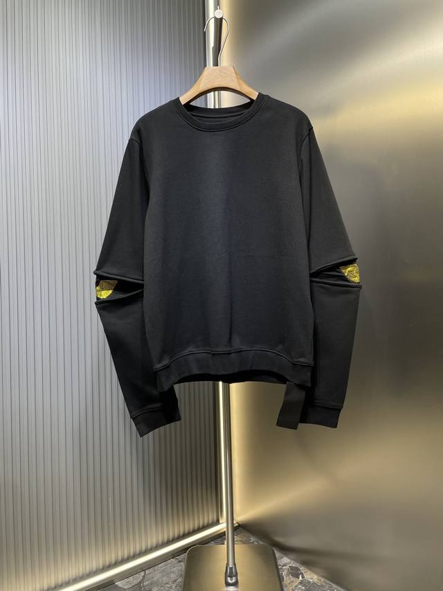 Fendi 顶级原单 经典小怪兽烫钻卫衣.面料：采用380克全棉抓毛底卫衣料 上身柔软舒适.螺纹：采用2*2配套螺纹 同缸定染.工艺：面料成衣普洗.固定版型.加