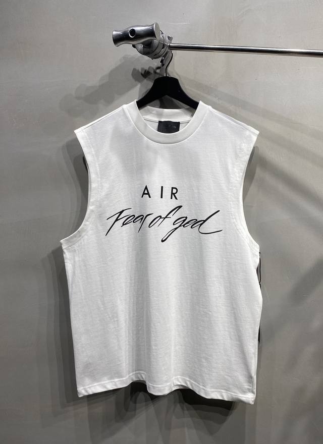 Fog Air Fear Of God联名款美潮宽松版背心无袖T恤：炸街神器来了！这件Fog Air × Fear Of God联名背心T恤，谁穿谁Slay全场
