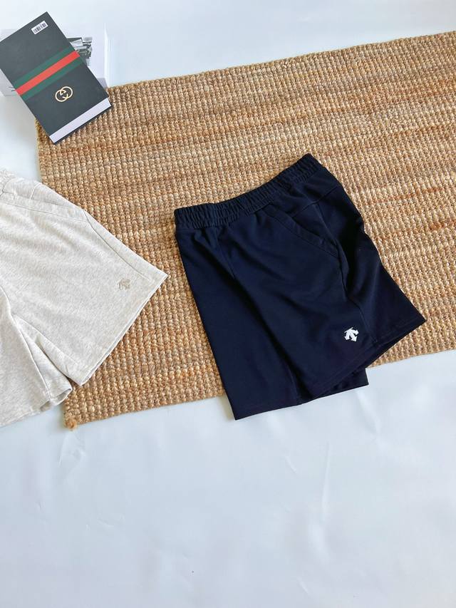 迪桑特Descente Sports Style 时尚百搭潮流舒适纯色休闲短裤 棉质刺绣标五分裤男女同款官网同款，三标齐全！刺绣经典小标夏季穿着非常舒适，透气性