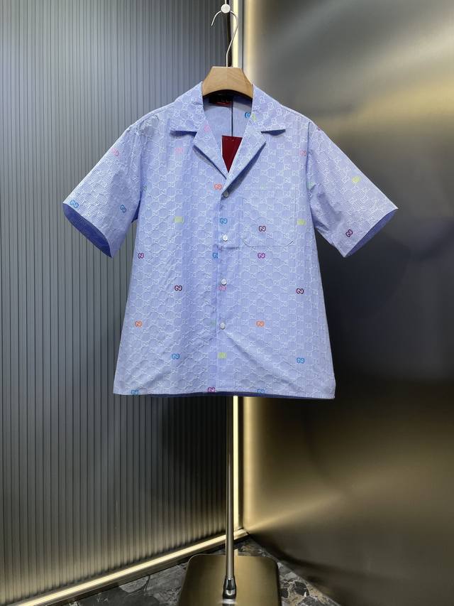 Gucci 顶级原单 G家 25夏季新款条纹棉质保龄球衫短裤 在新一季继续焕新演绎品牌经典。这款常规版型衬衫以浅蓝色和白色条纹棉匠心打造，缀饰通体多色Gg切丝，