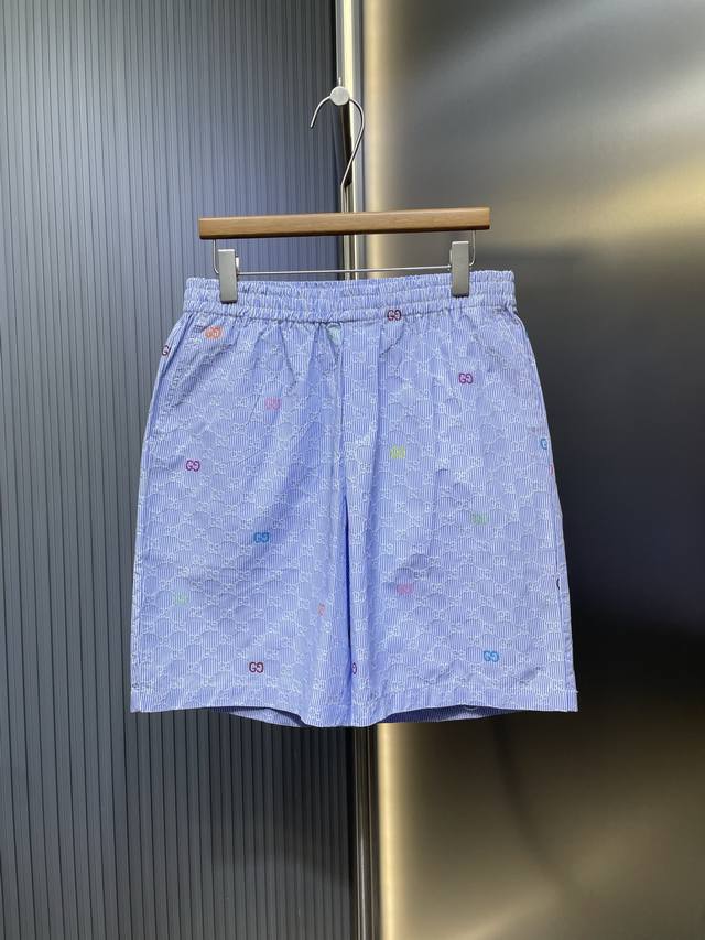 Gucci 顶级原单 25Ss新款条纹棉短裤。在新一季继续焕新演绎品牌经典元素。这款短裤以白色和灰色条纹棉打造，匠心融蕴通体多色Gg切丝。Size：S-Xl