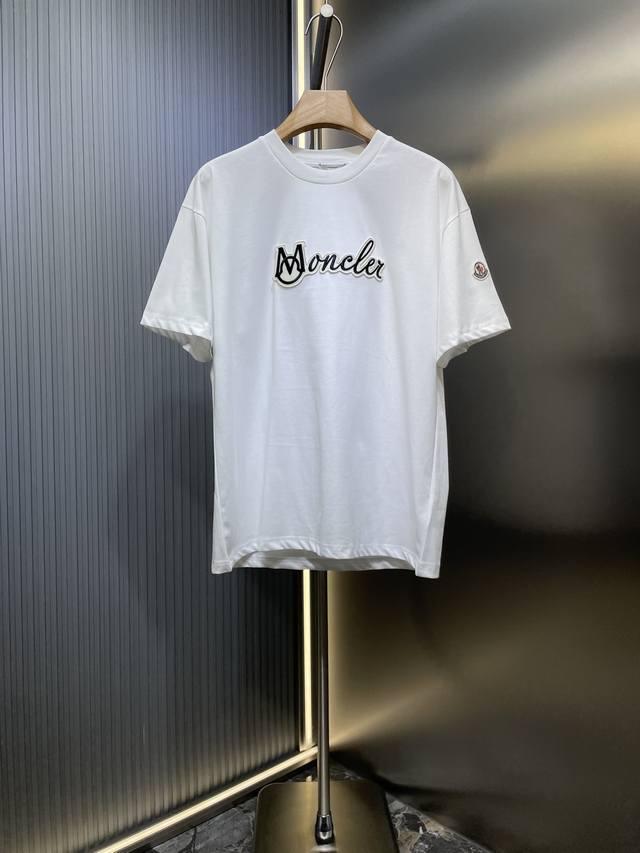 Moncler 顶级原单 蒙口刺绣章仔标识短袖面料：采用20支平纹面料，面料克左220克，面料布匹洗水固定版型与固色。螺纹搭配1*1双纱螺纹260克。辅料：刺绣
