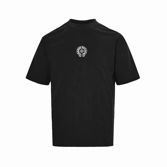 Chrome Hearts 克罗心 25Ss 刺绣马蹄Logo短袖 暗夜圣徒的织物纹章｜克罗心刺绣T恤的叛逆神性 当哥特美学渗入棉质画布，这件黑白T恤便成了暗夜