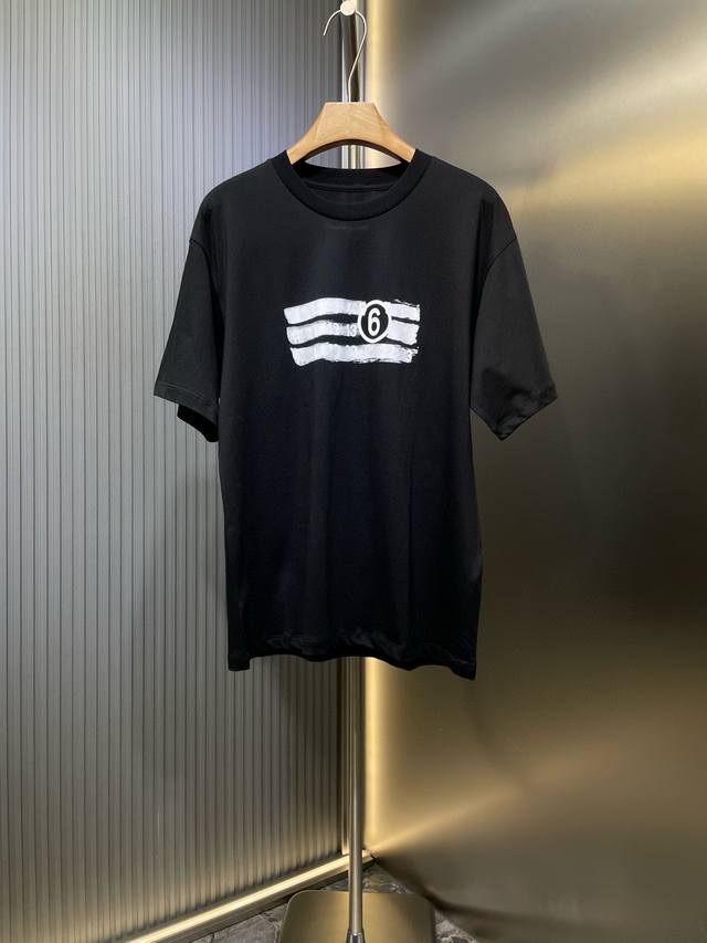 Maison Margiela 顶级原单 马吉拉 25Ss 涂抹数字6印花短袖定织200Gm2精梳棉，经过双重气流梳理，剔除短纤维杂质，确保面料在夏季穿着时兼具