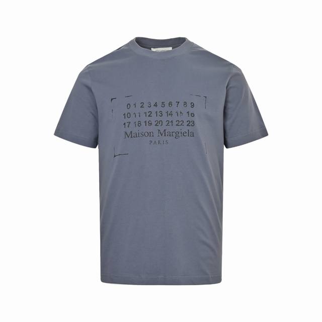 Maison Margiela 马吉拉 25Ss 数字做旧印花短袖2025 Maison Margiela新款数字T恤 解构主义信徒的摩斯密码。当极简美学与神秘