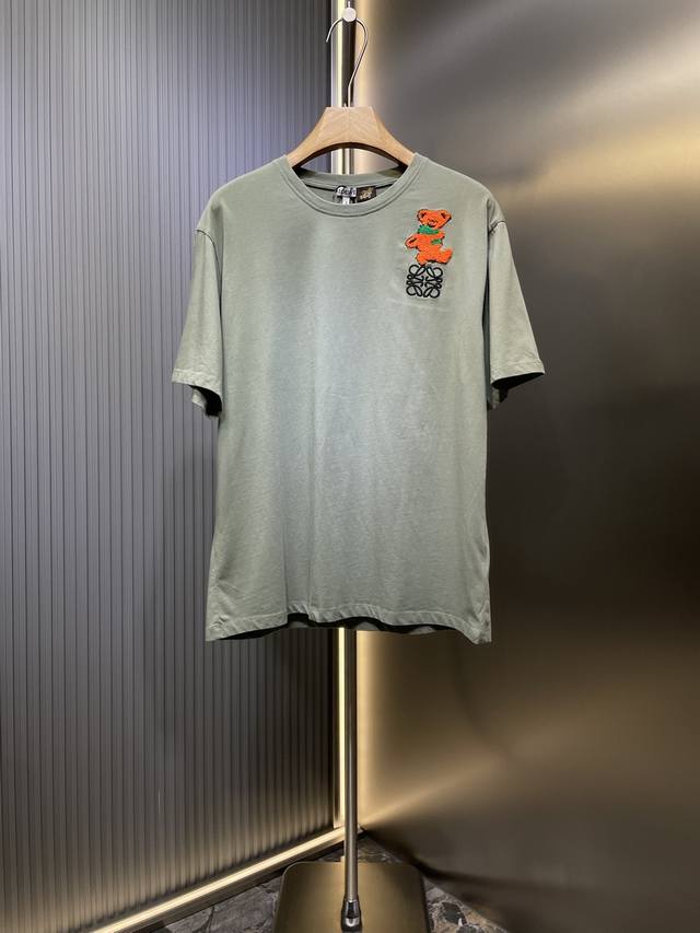 Loewe 顶级原单 跳舞熊毛巾绣短袖Loexpaulas 25Ss度假系列 小熊绣花圆领短袖185G轻质纯棉紧密棉面料 ，成衣进行前后幅炒砂褪色做旧工艺 ，耗