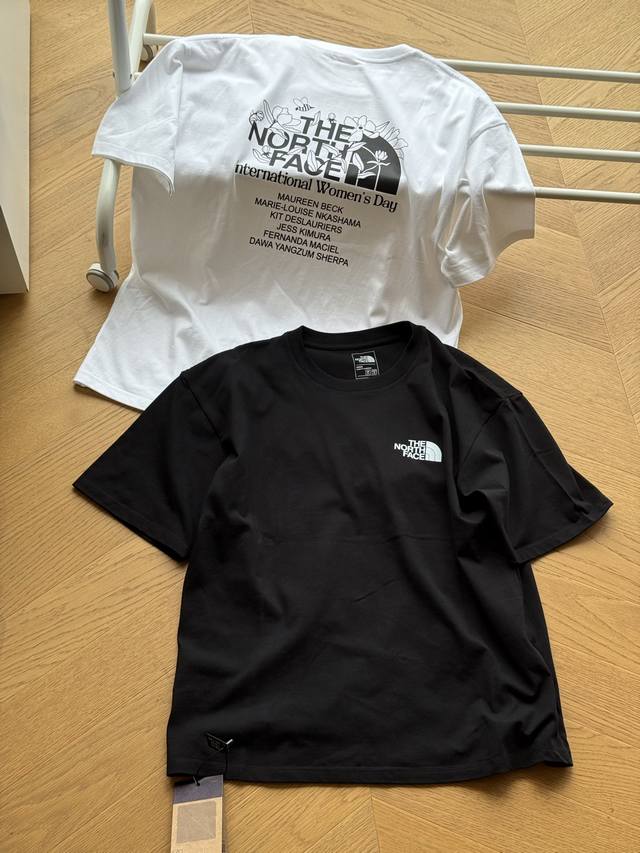 The North Face北面 花朵字母印花 短袖Tee 男女同款黑色 白色 M～3Xl原版纯棉面料，进口原版Logo印花！区别通货版本！各处小细节完美呈现，