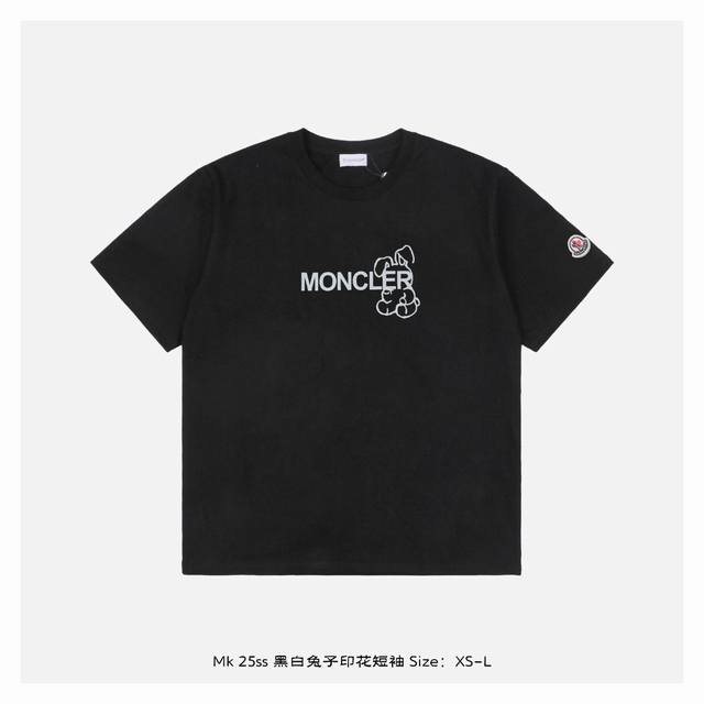 Moncler 蒙口 25Ss 黑白兔子印花短袖面料采用230克重精梳棉，定制32支1*1螺纹，成衣两遍水洗处理，面料舒适亲肤无异感，定制定染面料，纺织密度高，