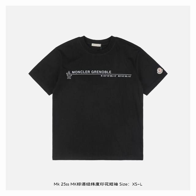 Moncler 蒙口 25Ss Mk标语经纬度印花短袖面料采用230克重精梳棉，定制32支1*1螺纹，成衣两遍水洗处理，面料舒适亲肤无异感，定制定染面料，纺织密