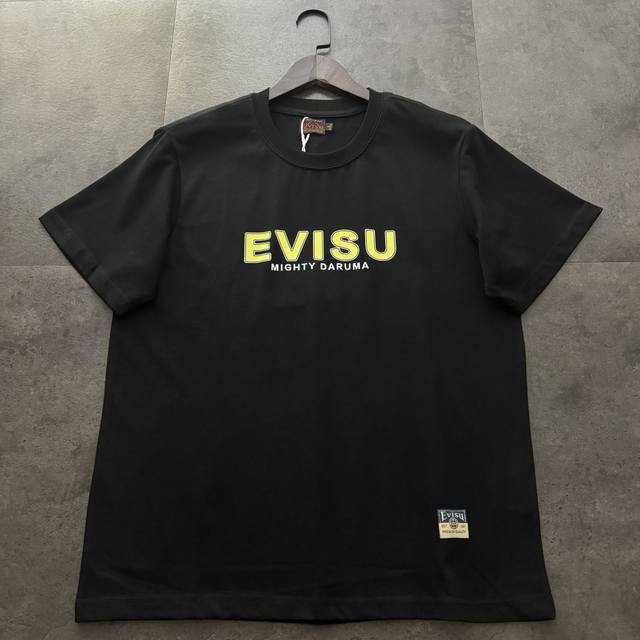 Evisu 福神 2025年新款达摩图案大M短袖T恤吊牌价：1290货号：2Eshtm2Ts529Xxctevisu通过经典图案展示了丰富的日本美学元素，这件剪
