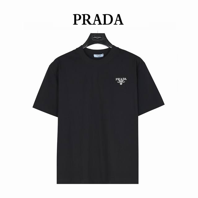 Prada 普拉达 25Ss 胸口小标Logo贴布刺绣短袖T恤面料采用高克重260G重精梳棉，定制1:1螺纹，面料舒适亲肤无异感，制定染面料，纺织密度高，垂感佳