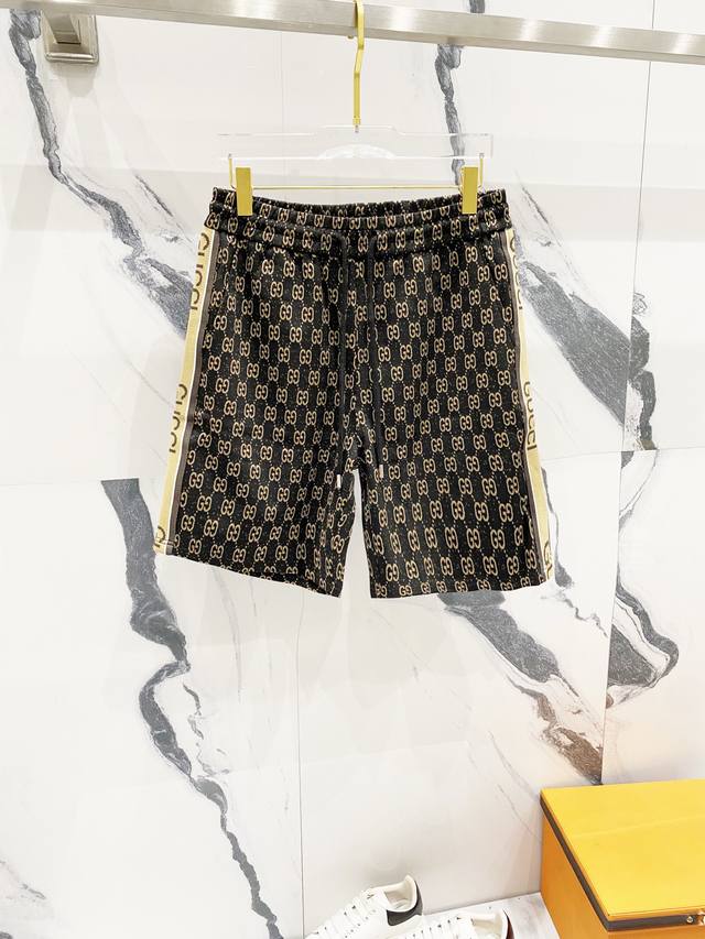 Gucci 古驰 定制提花面料短裤经典Gg字母Logo满印织带拼接官方同步 高版本 高品质时尚个性 百搭潮流纯原品质 原版面料吊牌 领标 水洗麦 三标齐全颜色: