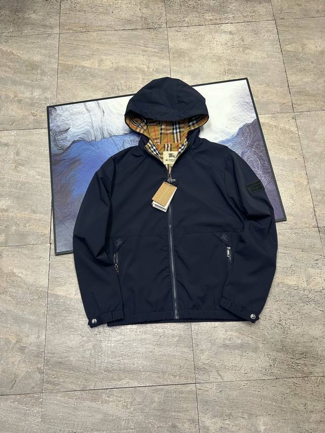 上新Burberry巴宝莉2025Ss秋季新款战马刺绣男士连帽夹克外套 百搭实穿不挑人的配色，结合精典大气的版型，盲选盲入都没有问题！！不管高矮胖瘦，不管年龄身