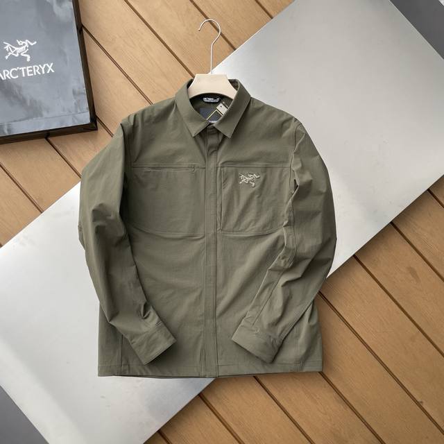Arcteryx始祖鸟 Cronin Cotton Overshirt 弹力防风防雨纯色小Logo翻领衬衫夹克外套 具备棉质的柔软舒适、吸湿透气，又有尼龙的耐磨
