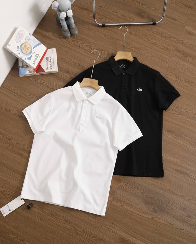 品牌：Alo尺码：M-L-Xl-Xxl颜色：黑色-白色类型：男士户外速干透气翻领Polo衫材质：运动户外科技棉领型：翻领袖长：短袖厚薄：薄版型：标准服饰工艺：免