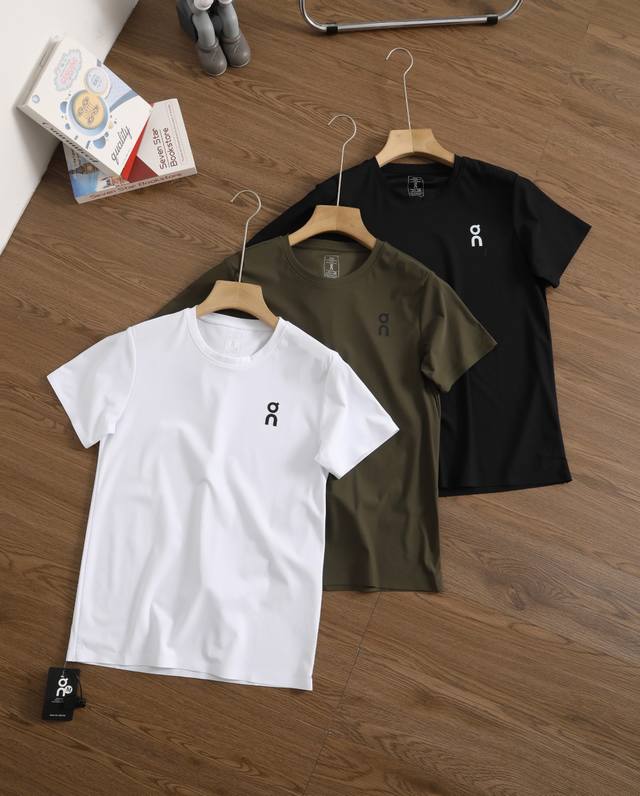 品牌：昂跑 On尺码：M-L-Xl-Xxl-Xxxl颜色：黑色-白色-军绿类型：男士户外速干无痕圆领T恤材质：无痕冰丝速干面料领型：圆领袖长：短袖厚薄：薄版型：
