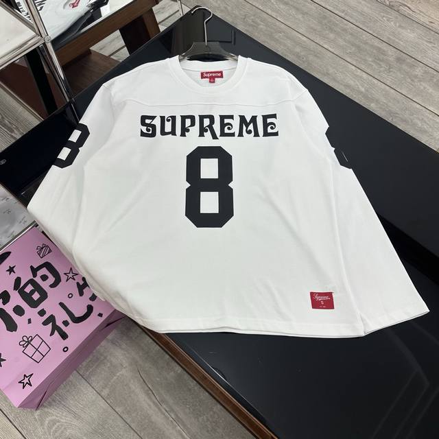 Supreme Ss25 Affiliated L Sfootball Top美式8号梵文字体长袖T恤自带街头潮酷基因，一眼沦陷的复古运动风。还原原版品质，从版
