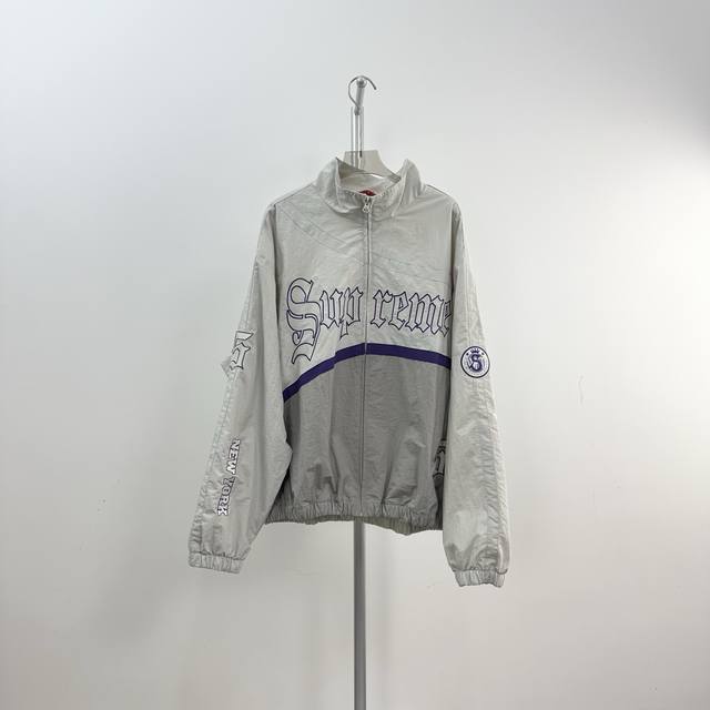 外套Supreme Ss25 Week12 Old English 美式潮流外套｜可搭配顶级潮流套装 男女同款 Track Jacket 徽标贴花立领夹克+裤子