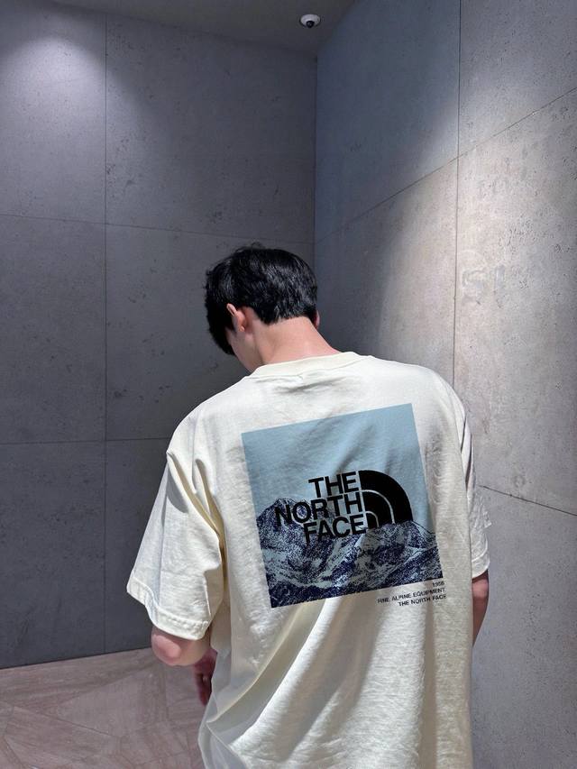 The North Face 北面 高定雪山情侣短袖商品参数采用260克双砂面料 三针五线做工，领口包包边条今年火爆的品牌 看到了就忍不住要自留一件正确纹路立体