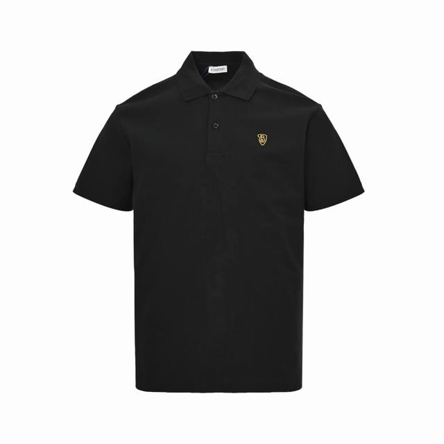 Burberry 巴宝莉 25Ss 盾牌刺绣Polo短袖选用珠地网眼布棉质面料打造，采用双罗纹针织工艺，形成凹凸交替的蜂巢状立体纹理，表面分布细密的网眼结构，增