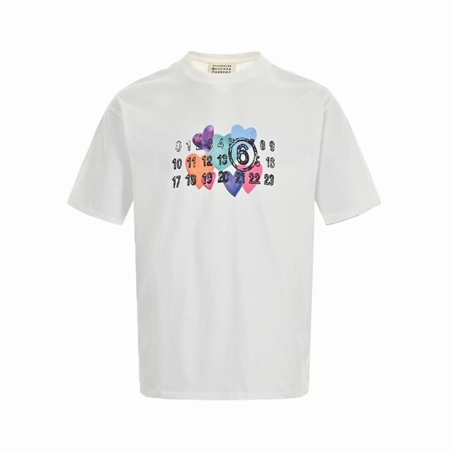 Mm6 马吉拉 24Ss 爱心数字印花短袖面料采用纯棉精梳棉面料，色定染面料，超精细平网印花工艺，上身效果宽松休闲，三标齐全，男女同款Size:S-L