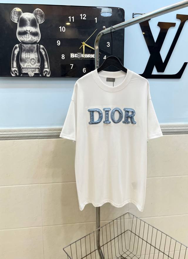 款号185Dior迪奥25Ss新款独家限定 Dior字母刺绣拼接植毛绒圆领短袖 采用280G纯棉双纱面料 上身舒适柔软 透气性强 衣服采用贴布刺绣植绒高工艺 上