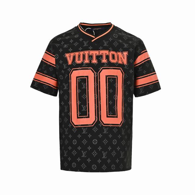 Louis Vuitton 路易威登 25Ss 00号橙色字母印花短袖本款短袖以Monogram满印图案作为背景，搭配从衣领延伸至衣袖的罗纹球衣元素，令潮流设计